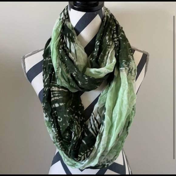 Leaf Print Infinity Fashion Scarf - Picture 1 of 2